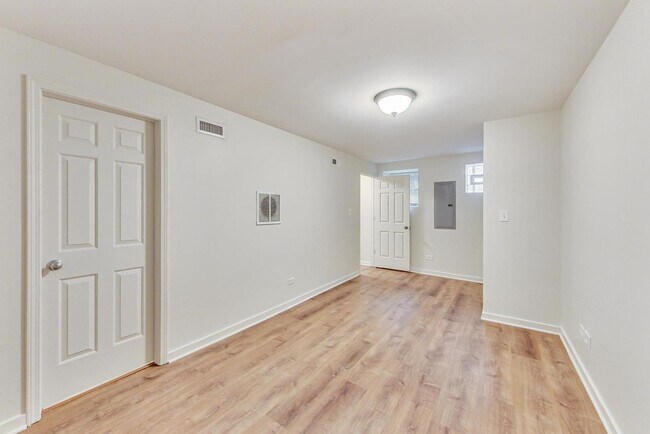 Building Photo - 1519 N Hudson Ave