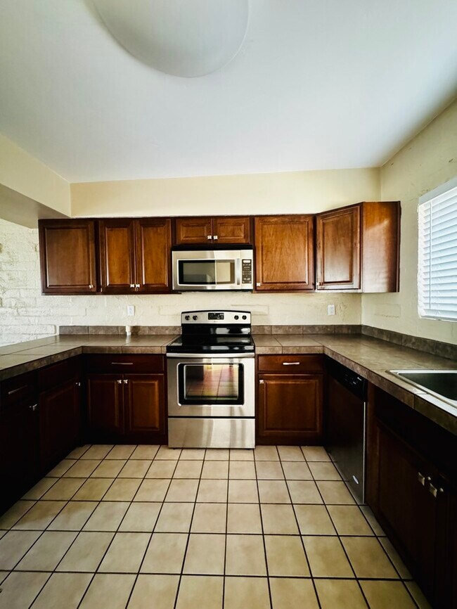 Building Photo - FOR RENT