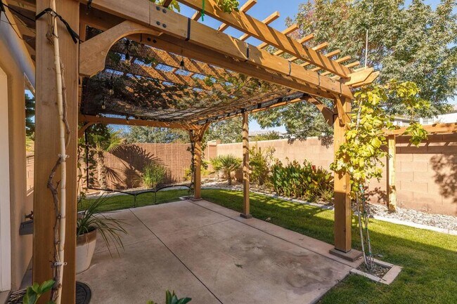 Building Photo - 2713 E 430 N