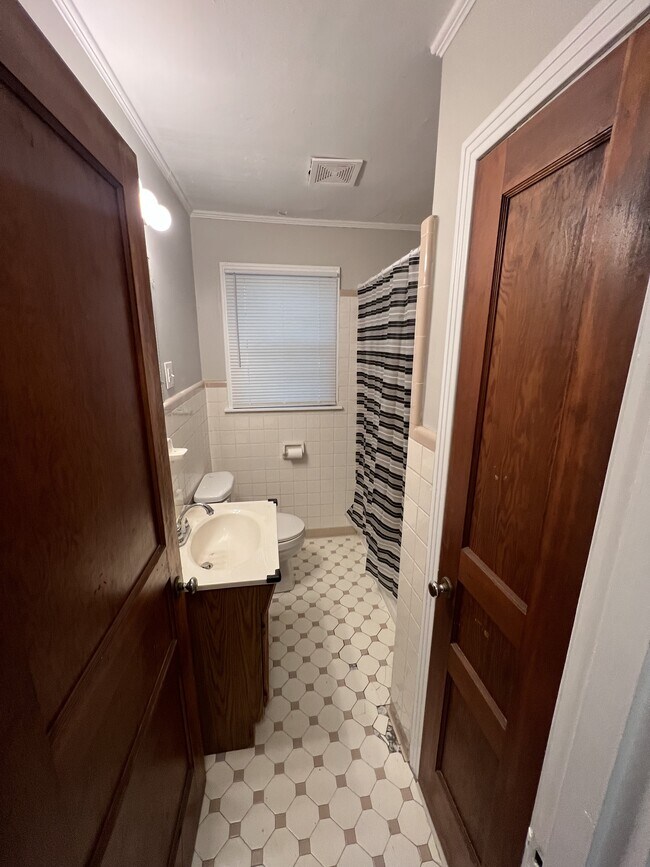 Building Photo - 206 Greenview Dr