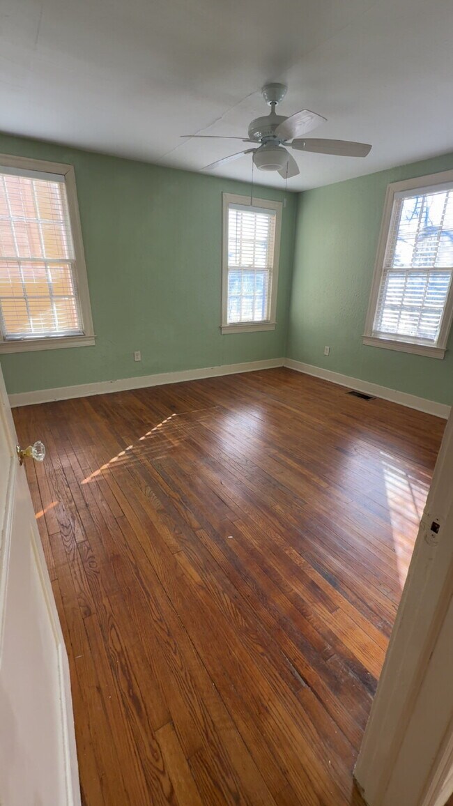 Building Photo - Belhaven apartment for $1195 with washer/ dryer and water included!!