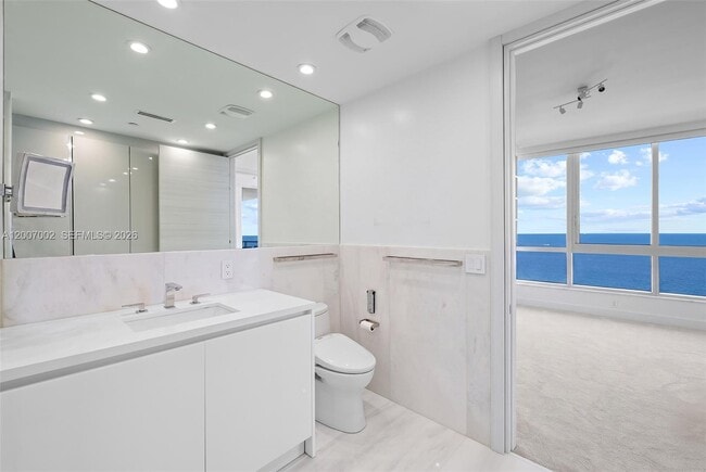 Building Photo - 100 South Pointe Dr