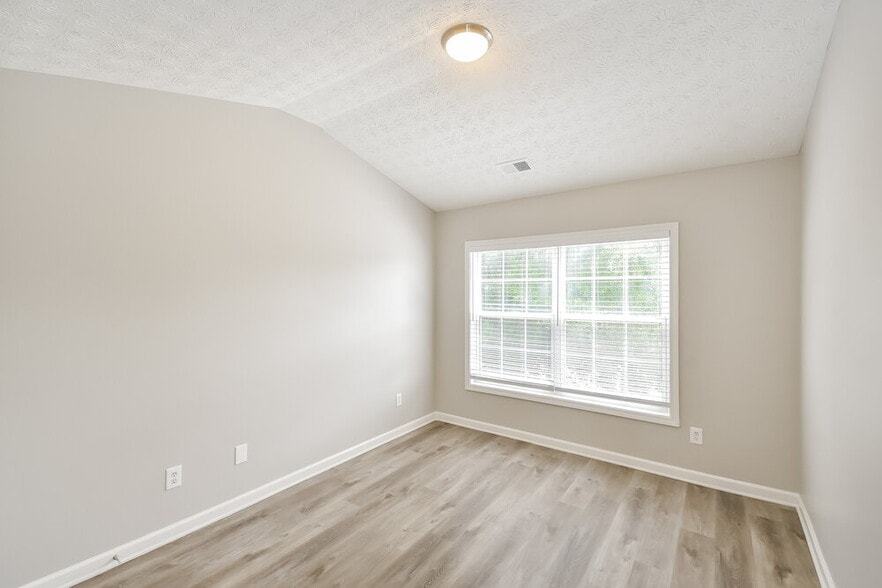 Building Photo - 7050 Silver Bend Overlook