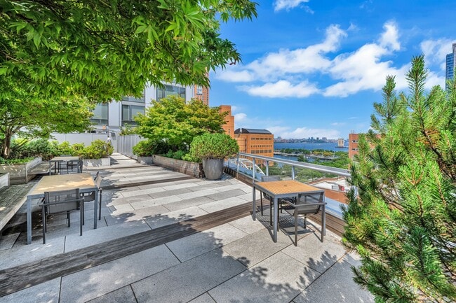 Building Photo - 200 Chambers St