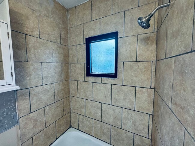 Building Photo - Timberlake Area House