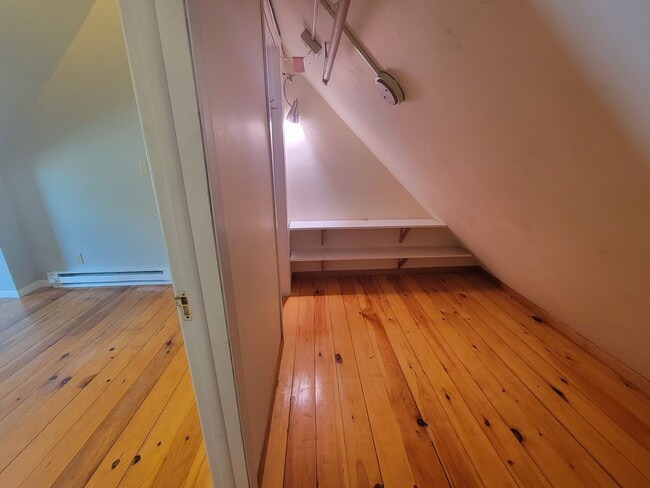 Building Photo - AVAILABLE JUNE 1st - 5 Bed 1.5 Bath Located In East Hillside