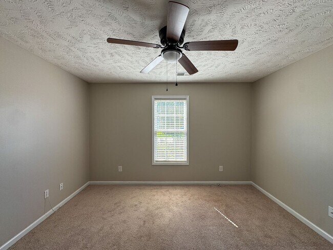 Building Photo - Lovely 4 Bed 2 Bath Home in West Gate