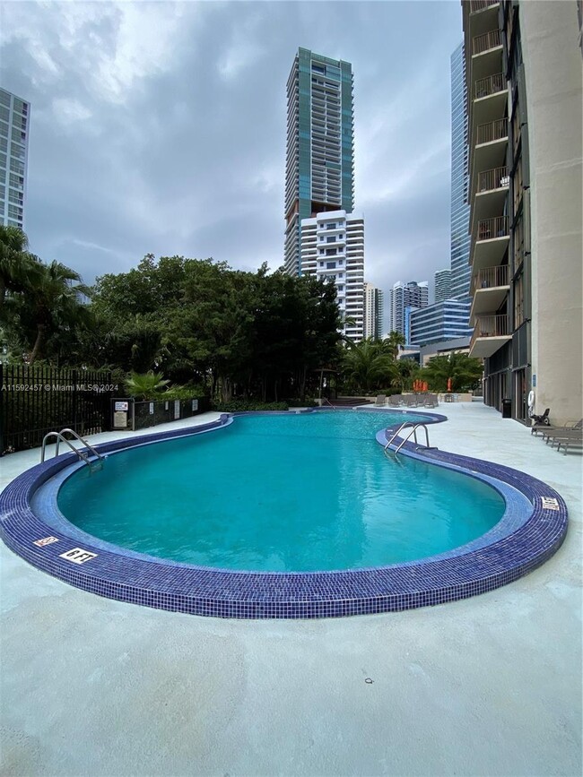 Building Photo - 1450 Brickell Bay Dr