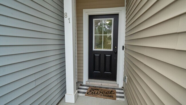 Building Photo - Stylish 3 Bedroom Townhome in The Commons – Richmond Hill Living at Its Finest