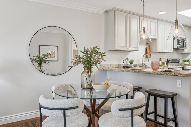 Building Photo - Beautiful 3 Bedroom 2 Bathroom Single Fami...