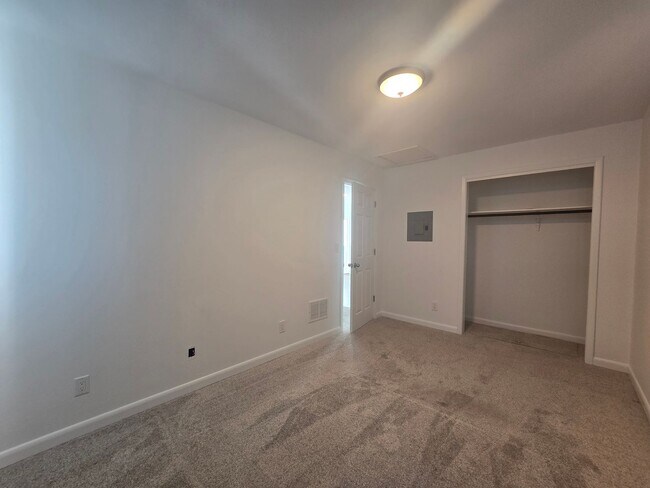 Building Photo - 512 1/2-417 1/2 16th St W