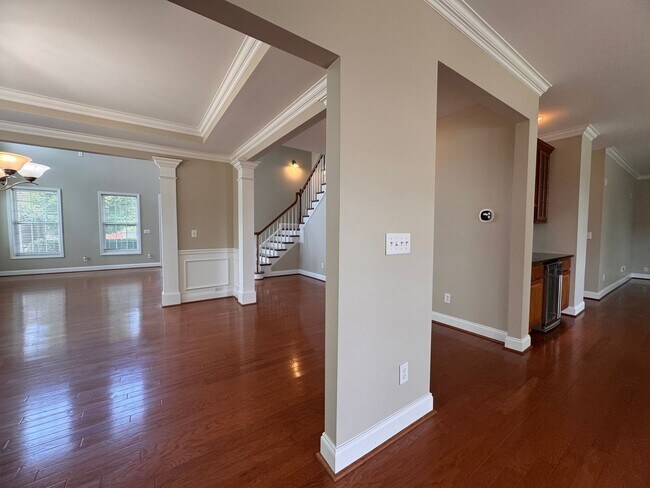 Building Photo - Stunning 5 Bedroom 4 Bath Home with 3 Car ...
