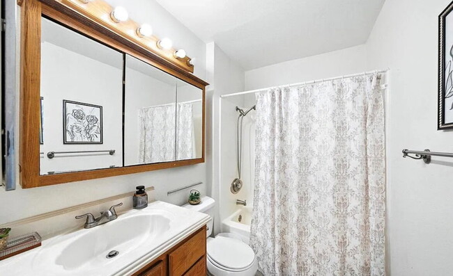 Building Photo - This 1-bedroom, 1-bathroom unit offers an ideal blend of comfort, convenience, and community