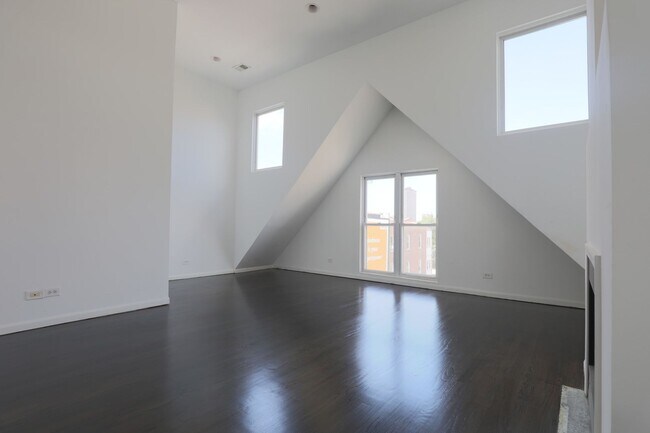 Building Photo - 3328 N Clark St