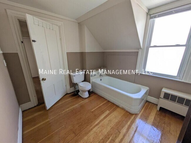 Building Photo - 15 Elm St