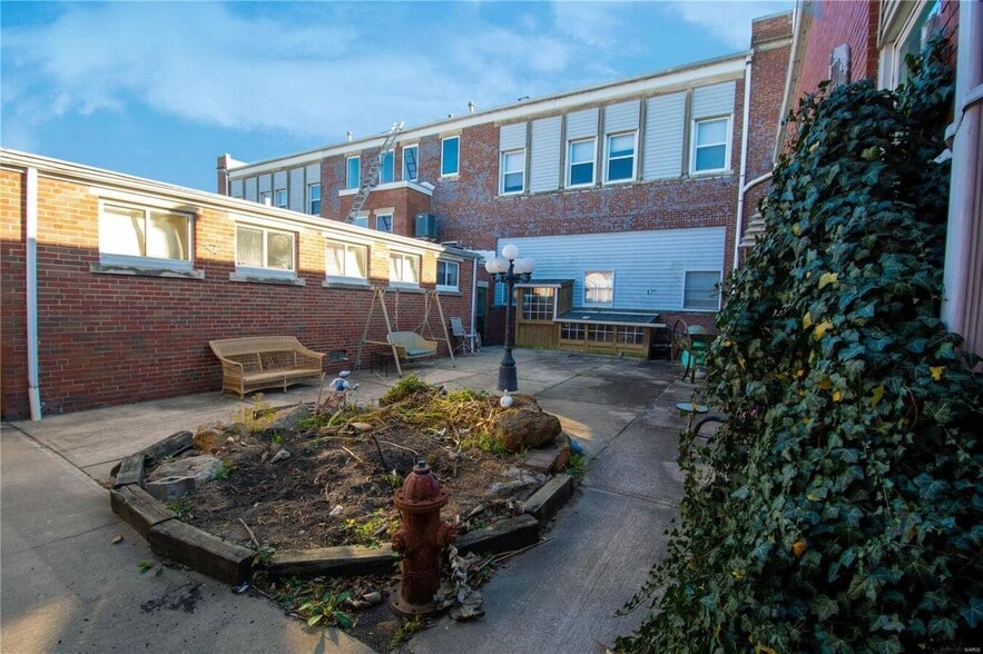 One of a kind courtyard for gathering with friends and neighbors - 326 E Central St