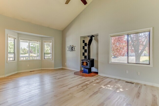 Building Photo - 3-bedroom 2.5-bathroom Home