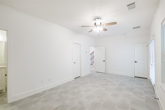 Building Photo - 918 W 25th St