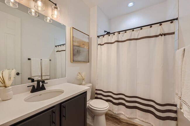 Building Photo - Modern Comfort in Castle Rock: 2-Bed, 2-Bath Home!!