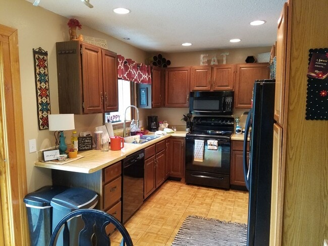 Building Photo - Cedar Falls House Available June 1st