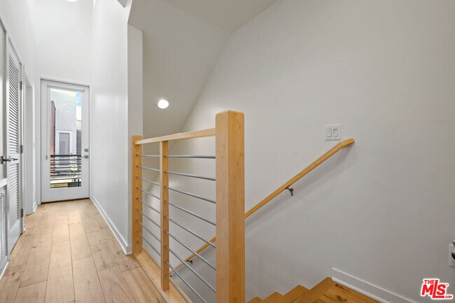 Building Photo - 1427 1/2 Waterloo St