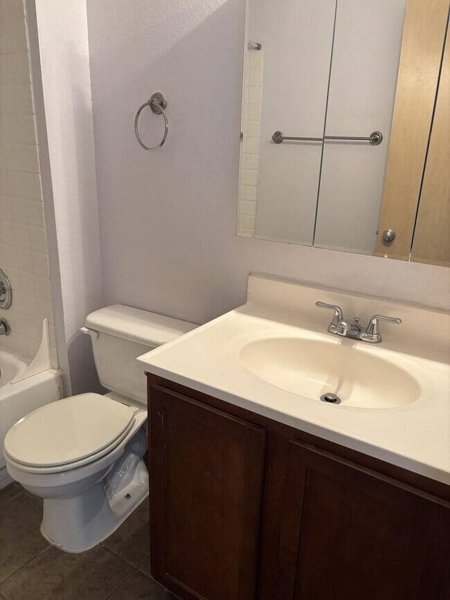 Building Photo - REDUCED RENT & 1ST  FULL  MONTH'S  RENT  FREE  |  Pets Welcome!  |  NO monthly Pet Rent  | Showin...