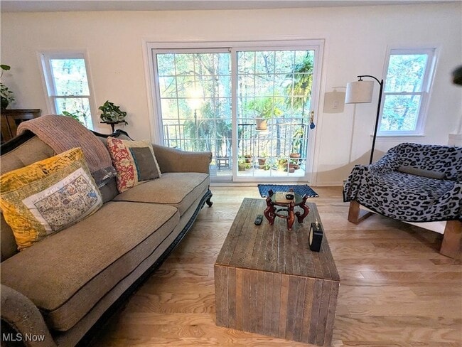 Building Photo - 14 E Carriage Dr