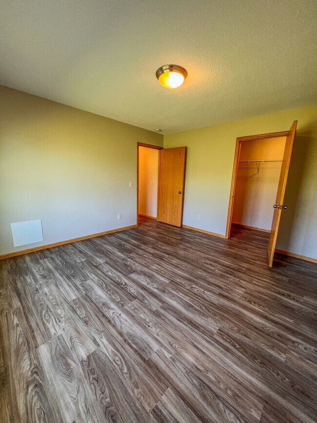 Building Photo - 2 Bedroom, 1.5 Bath Town Home