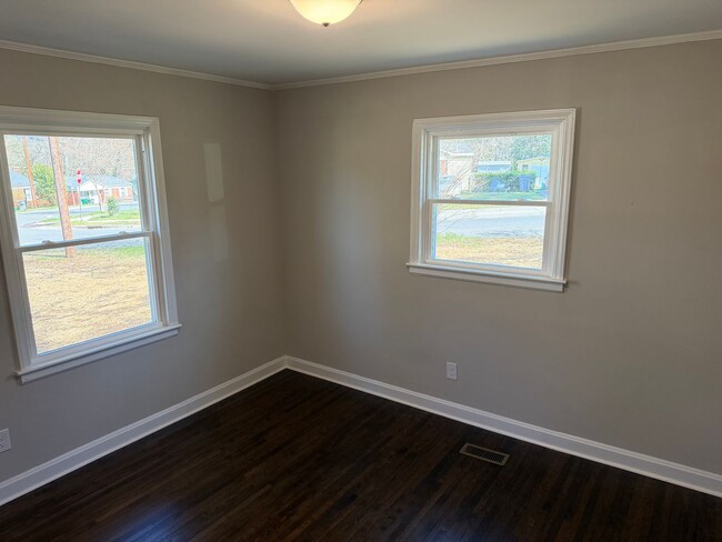 Building Photo - Gorgeous Renovated 3 Bedroom Brick Ranch