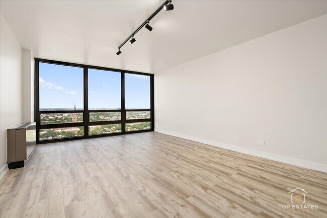 Building Photo - 1636 N Wells St