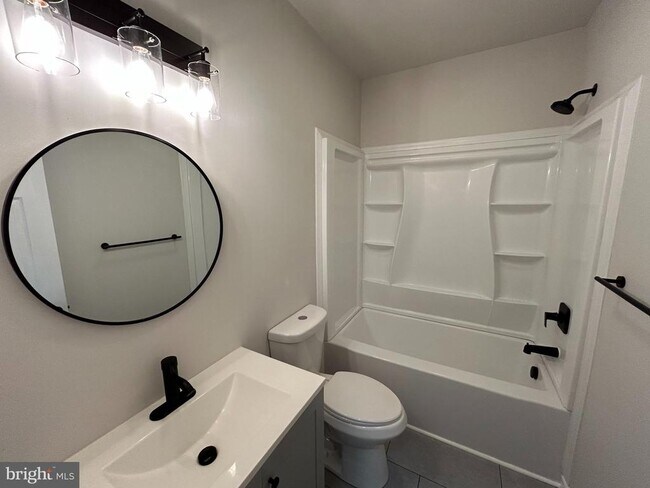 Building Photo - 566 E High St