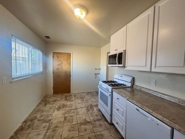 Building Photo - 3BD/1BA Home with Newly Remodeled Kitchen