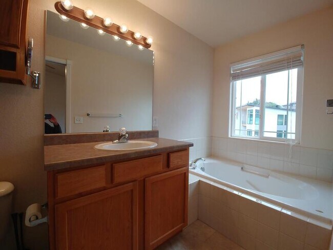 Building Photo - 1415 Madison Ridge Heights