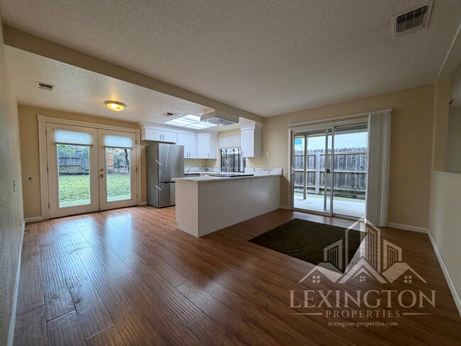 Building Photo - Beautifully Updated, 3BD/2BA Home in Larchmont Sunriver, off Sunrise Blvd. and Coloma Rd.