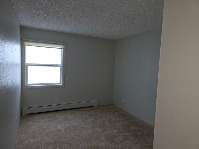Building Photo - 1300 Golden Cir