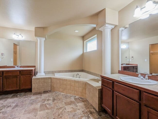 Building Photo - Spacious 4 bed/2.5bth Home W/ New Carpet &...
