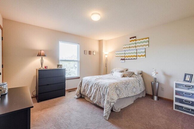 Building Photo - 3D Tour Available - Beautiful Miller Ranch Town-Home with Open Floor Plan! Available July 3rd!