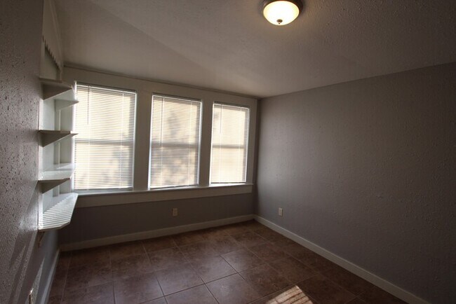Building Photo - Tour Today! Charming 3 bedroom home in the Heart of Tyler!!