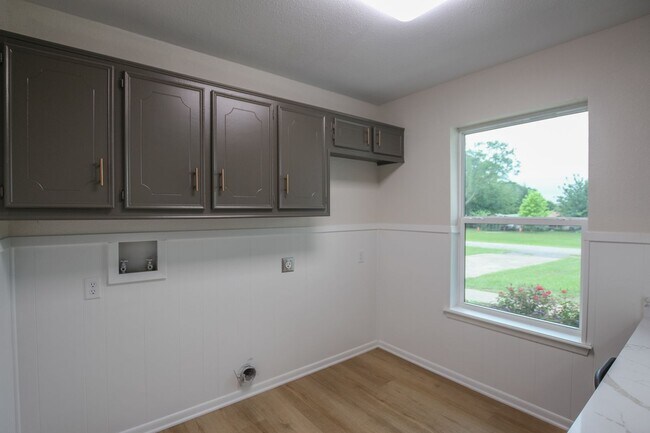 Building Photo - Available Now! Stunning 4 Bedroom 3.5 Bath...