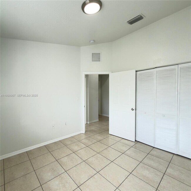 Building Photo - 1692 SE 9th Ave