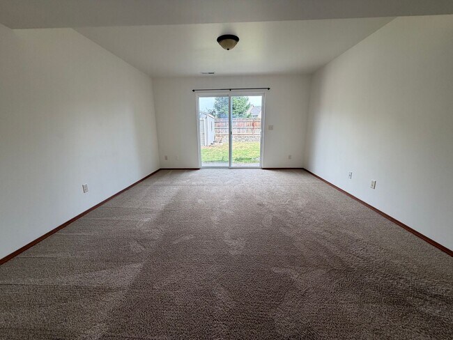 Building Photo - Now renting 4 bedroom House