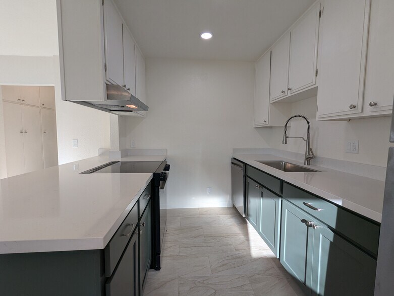 Building Photo - 73443 Catalina Way