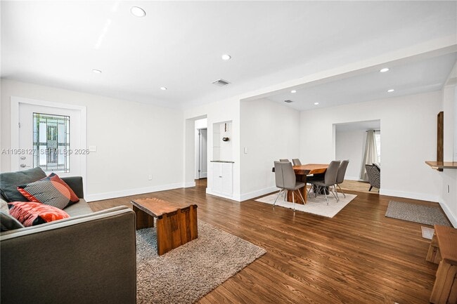 Building Photo - 295 De Leon Dr