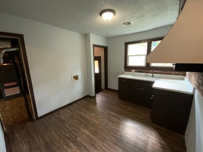 Building Photo - 602 W English St