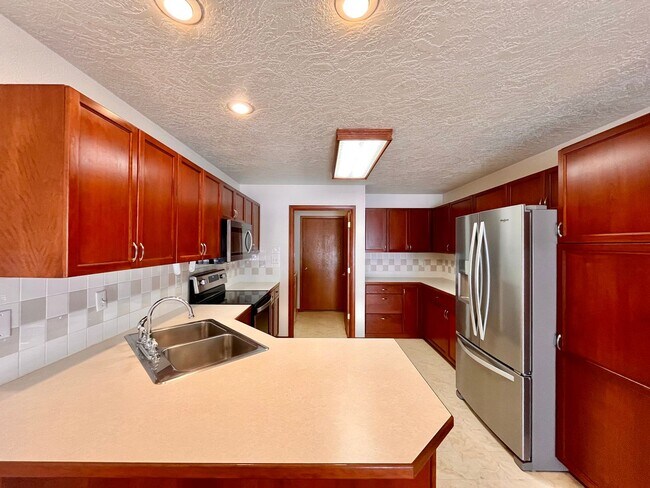 Building Photo - Spacious 3 bedroom/3 bath Townhome with 2 car Attached Garage and Private Yard in Evans, CO