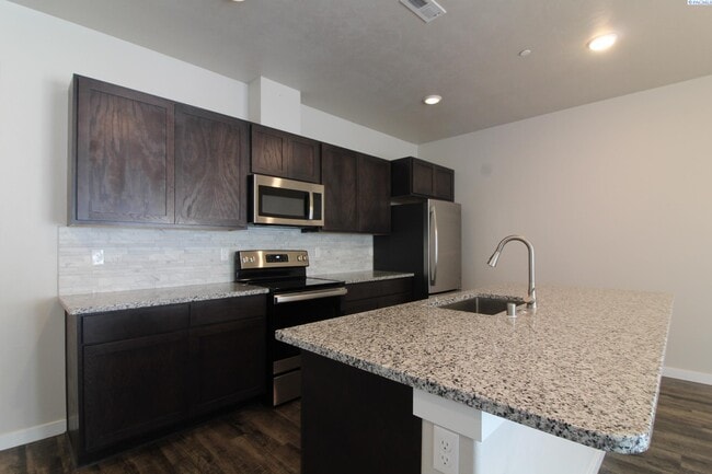 Building Photo - 3 bed, 2.5 bath townhome in Kennewick
