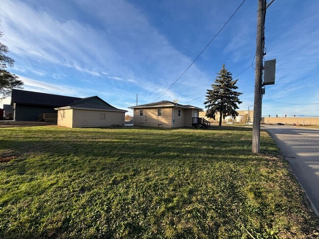 Building Photo - 2 Bedroom, 1 Bathroom Home 5 Minutes from Downtown!