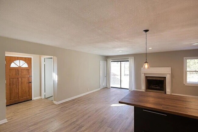 Building Photo - "Charming 3-Bed, 2-Bath Retreat with 1,690 Sq Ft of Comfort in Kansas City!"