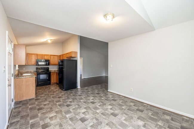 Building Photo - Spacious home in Hopewell