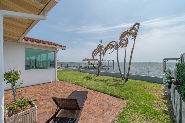 Building Photo - Gorgeous Riverfront 3/2 with dock!!